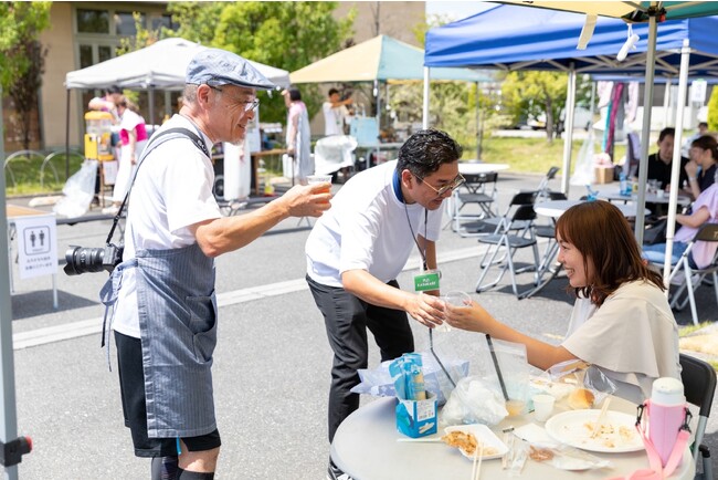 共力KASUKABEのメンバーが参加者一人一人と乾杯する様子