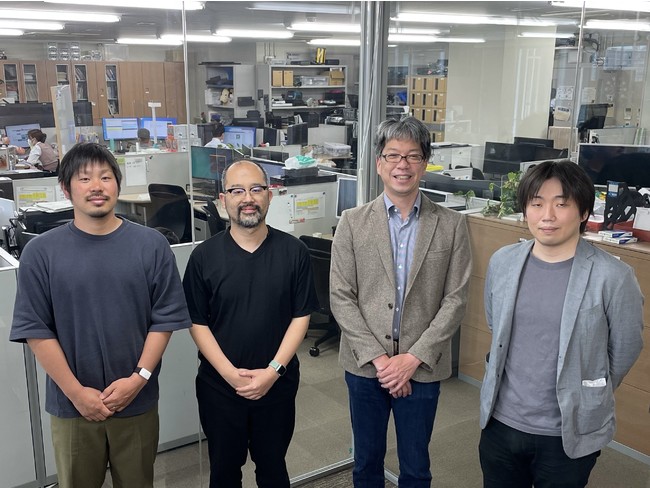 左より、Biodta Bank エンジニアチーム 2名・神戸大学 川口博教授・和泉慎太郎准教授