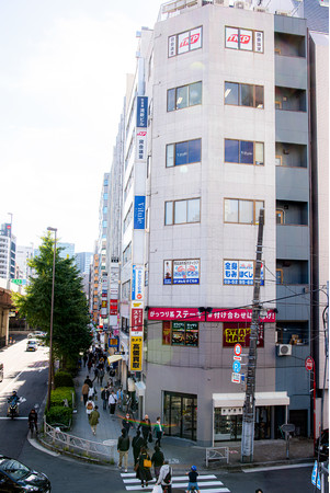 JR秋葉原駅より徒歩2分、都営新宿線岩本町駅より徒歩1分の立地。昭和通り沿いのビルです。