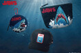 【JAWS】迫力満点のサガラ刺繍が目を惹く！不朽の名作映画『JAWS』の新作ポーチ＆メッシュキャップが新登場！