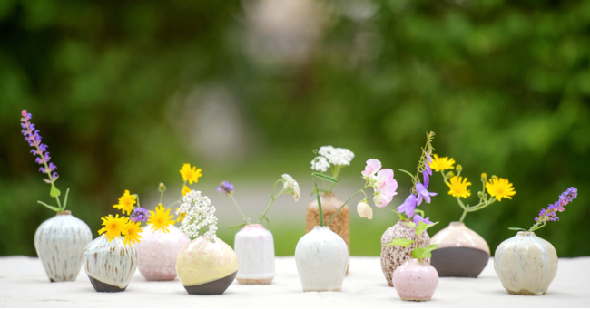 FRECKLED　ー「そばかす」 という名のシリー ズ最新作。庭の草花や雑草でさえも飾ることを楽しむスウェーデンの人々にポピュラーな花器。冬が厳しく長い当地で花が咲かない季節にも、花なしで飾ることも意識する。