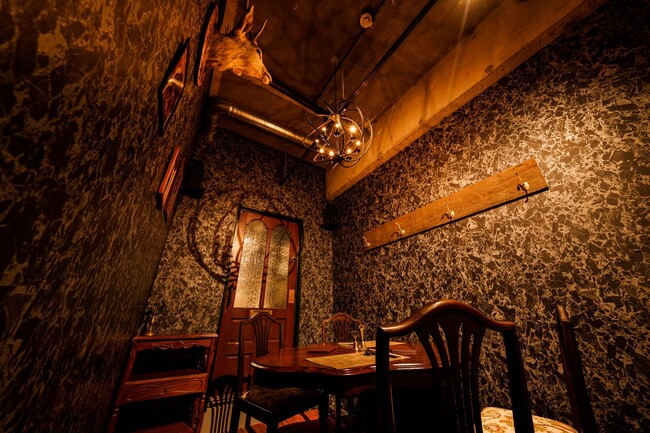 別扉から入る、アンティークに囲まれた完全個室の「Vip Room」 別扉から入る、アンティークに囲まれた完全個室の「Vip Room」