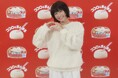 森七菜さんが新しくなった歌詞に合わせてかわいすぎる“まんまるポーズ”を初披露!/4年目となる森さんの渾身の“おもちのばし”にもご注目!