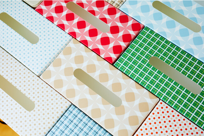 ブランパターンを全面印刷したティッシュケースの例