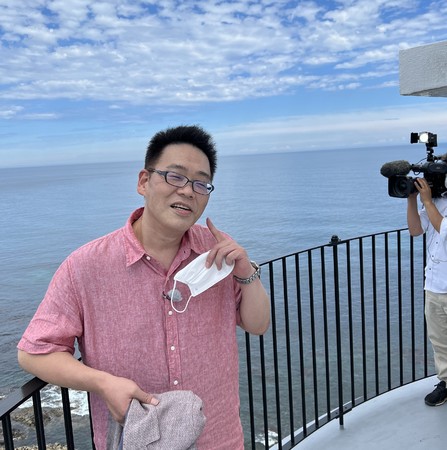 尻屋埼灯台に登り、100段以上続く階段に驚く乃村さん 尻屋埼灯台に登り、100段以上続く階段に驚く乃村さん