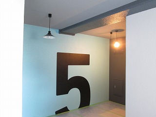 各階ごとにデザインの異なる共用廊下の回数表示