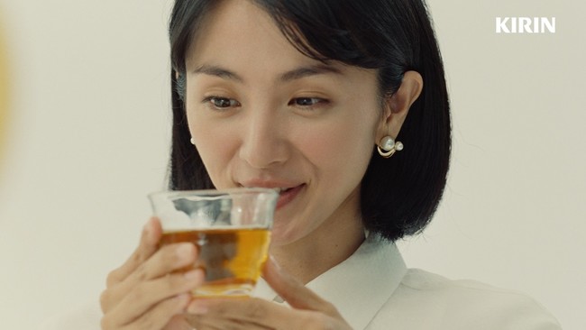 【キリンビバレッジ】「新・“ひきたつ香り製法”」で「キリン 生茶 ほうじ煎茶」がさらにおいしくなってリニューアル　満島ひかりさん・吉沢亮さんも、「ほうじ茶に、生。」のおいしさを実感