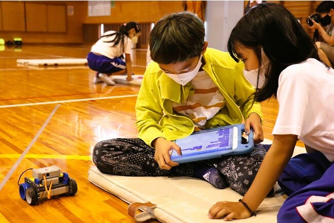 2校の児童が協力してロボットを動かす 2校の児童が協力してロボットを動かす