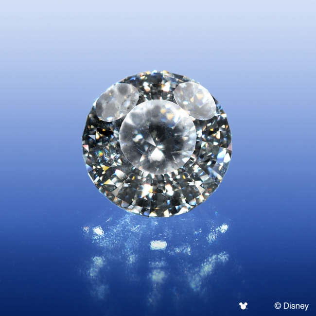 ミッキーマウスのシルエットが浮かび上がるダイヤモンドをキュービック
