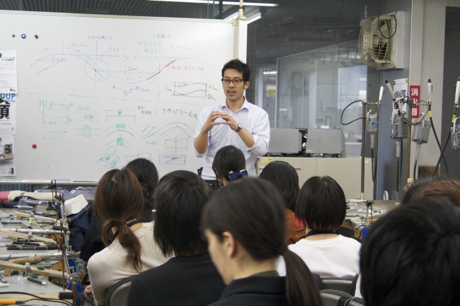 2017年7月、専門学校ヒコ・みづのジュエリーカレッジで行ったワックス加工の実技講義 風景
