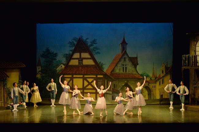 2021年ファミリーバレエ「コッペリア」1幕より スワニルダと友人たち《撮影:大藤飛鳥(テス大阪)》 2021年ファミリーバレエ「コッペリア」1幕より スワニルダと友人たち《撮影:大藤飛鳥(テス大阪)》