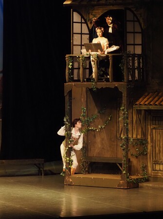 2021年ファミリーバレエ「コッペリア」1幕より《撮影:テス大阪》 2021年ファミリーバレエ「コッペリア」1幕より《撮影:テス大阪》