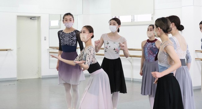 リハーサル風景 マイムをするスワニルダと友人たち《貞松・浜田バレエ団》 リハーサル風景 マイムをするスワニルダと友人たち《貞松・浜田バレエ団》