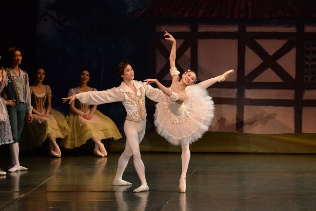 2021年ファミリーバレエ「コッペリア」第3幕より スワニルダ:山野井、フランツ:水城 《撮影:大藤飛鳥(テス大阪)》 2021年ファミリーバレエ「コッペリア」第3幕より スワニルダ:山野井、フランツ:水城 《撮影:大藤飛鳥(テス大阪)》