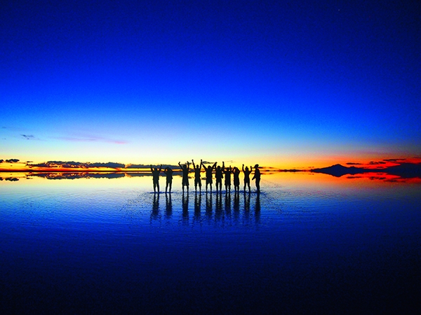 ウユニ塩湖が 世界の果てまでイッテq で特集され大反響 今 一番注目されている奇跡の絶景 ウユニ塩湖 が写真集になりました いろは出版のプレスリリース