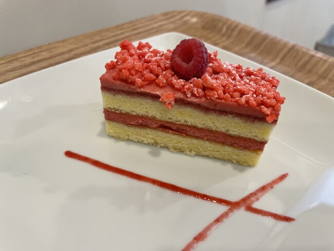 バウムクーヘン生地を活用したケーキ「フランボワジェ」8月発売予定 バウムクーヘン生地を活用したケーキ「フランボワジェ」8月発売予定