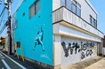 静岡県・三島のウイスキー蒸留所に「物々交換」で壁画を制作