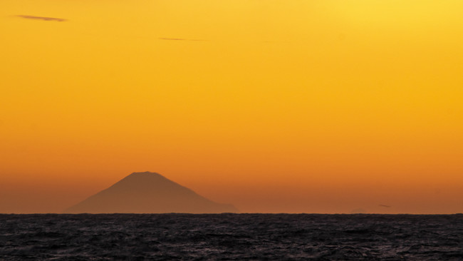 海に浮かぶ富士山と朝焼け