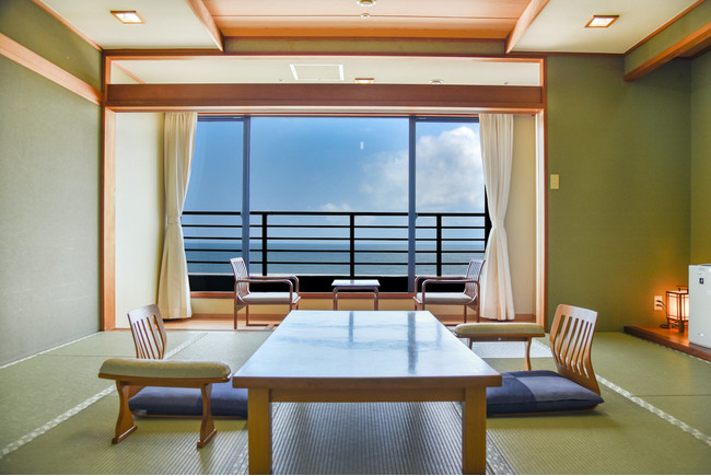 客室は全室が窓一面にひろがる海を眺める絶景オーシャンビュー