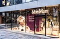 マックスマーラ表参道店にて「ホイットニー バッグ」誕生10周年を祝したスペシャルウィンドウが登場