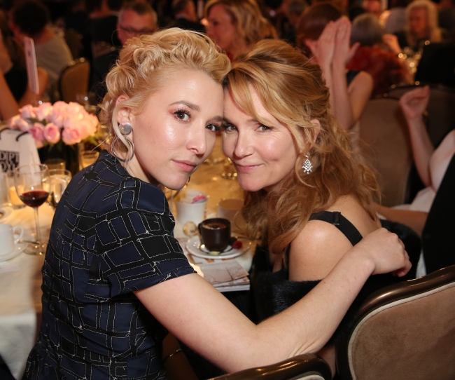 受賞式に出席した姉のマデリン・ドゥイッチと母のリー・トンプソン ©Getty Images