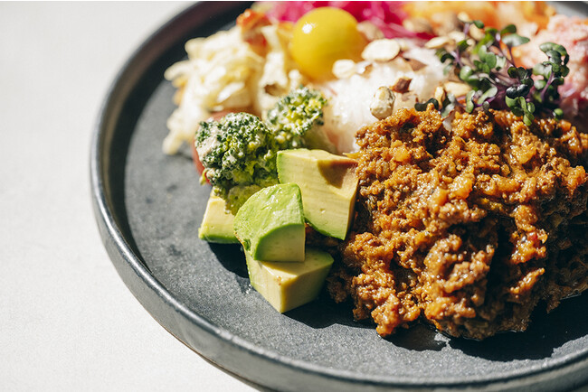 乾燥野菜HOSHIKOのレトルトシリーズでも大人気のキーマカレーをベースに、野菜を使ったデリをトッピングしたhoshikos meals curryプレート。この一皿で１日分の必要な量とされる野菜が摂取できます。