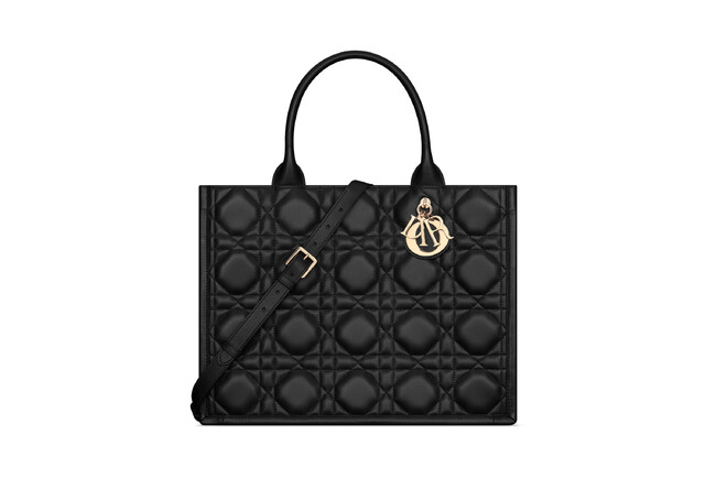 DIOR BOOK TOTE バッグ ミディアム マクロカナージュ カーフスキン (36.5 x 28 x 17.5 cm) ¥590,000 DIOR BOOK TOTE バッグ ミディアム マクロカナージュ カーフスキン (36.5 x 28 x 17.5 cm) ¥590,000