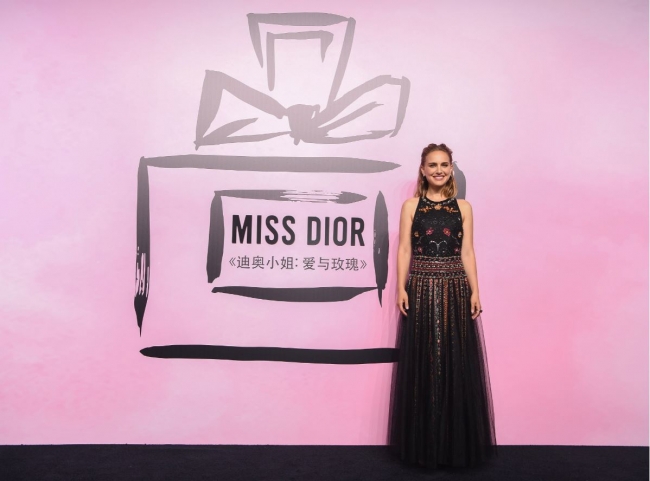 Dior ディオールを纏うセレブリティ ナタリー ポートマン クリスチャン ディオール株式会社のプレスリリース