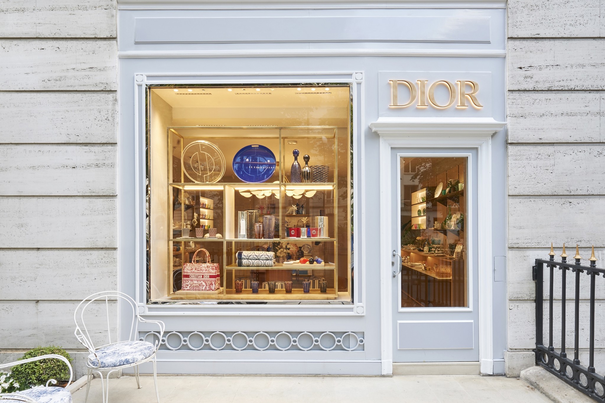 DIOR】パリ モンテーニュ通りにディオール メゾンのブティックが