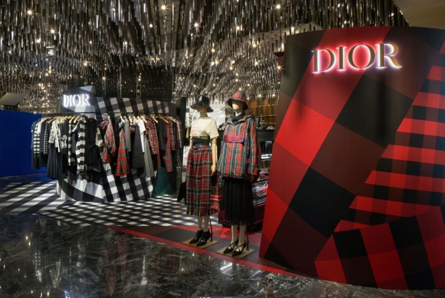 Dior チェック柄のラッピングバスが東京を走る 伊勢丹新宿店でポップアップストア開催中 Straight Press ストレートプレス