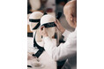 【DIOR】2025‐2026年ウィンター メンズ コレクションにアクセントを添えたリボンシェイプのアイマスク
