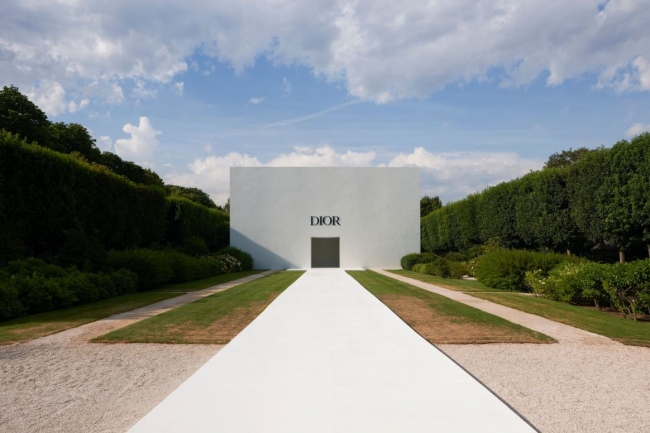 会場が設置されたパリ・ロダン美術館庭園　Photo by Adrien Dirand