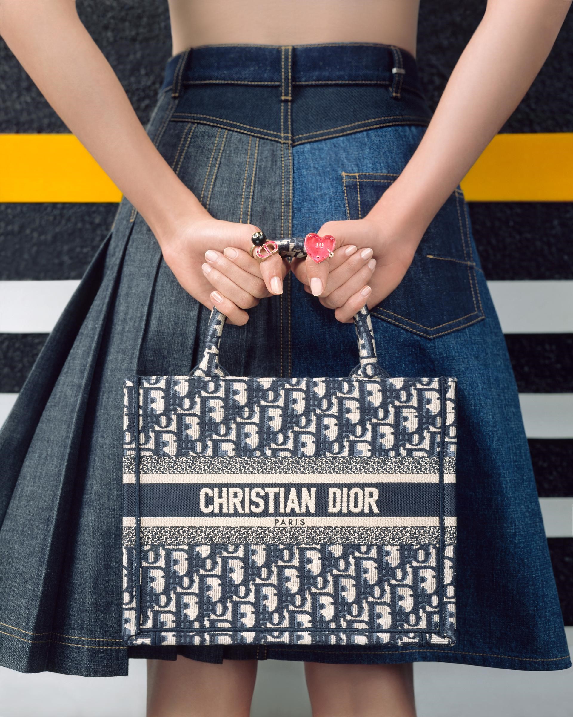 得価人気 Christian ミディアム ハンドバッグの通販 by Buecher's shop