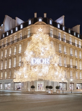 ディオール パリ本店にホリデイ気分を盛り上げるクリスマスツリーが登場 クリスチャン ディオール株式会社のプレスリリース