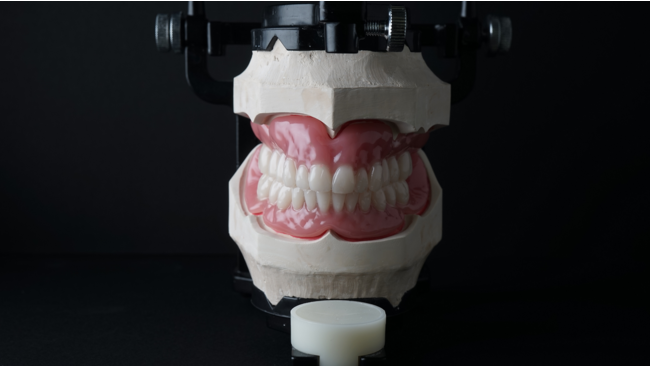 3Dプリンターで製作された入れ歯