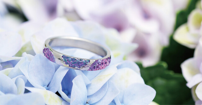 新色「ベキリーブルー」で発色された紫陽花モチーフの指輪 新色「ベキリーブルー」で発色された紫陽花モチーフの指輪