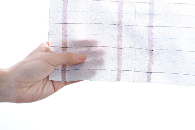透ける程薄い特許申請中の特殊な発熱通電生地は自由な形に縫製出来て洗える。