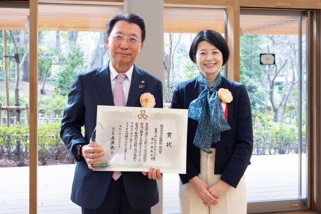 右)品川区 森澤恭子区長 左)目黒川みんなのイルミネーション実行委員会 川端晴幸委員長 右)品川区 森澤恭子区長 左)目黒川みんなのイルミネーション実行委員会 川端晴幸委員長