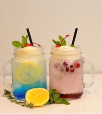 左からMinus Cream Soda Blue、Minus Cream Soda Red 左からMinus Cream Soda Blue、Minus Cream Soda Red