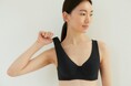 肩こり解消に悩む女性の救世主!Tシャツにひびかない「肩ふわブラシームレス」が登場