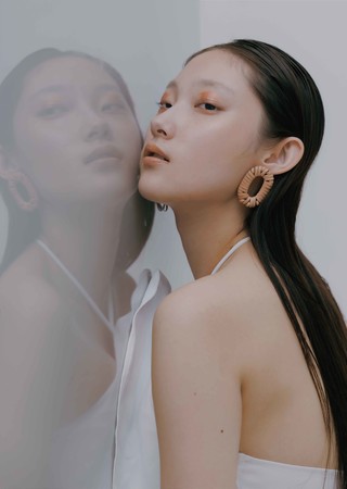 Photographer：Shuhei Tsunekawa、Model：ANNI YANG(TOMORROW TOKYO)、Makeup：KOTO(UM)、Hair：KURUSHIMA(Y’s C)、Stylist：Remi Kawasaki 