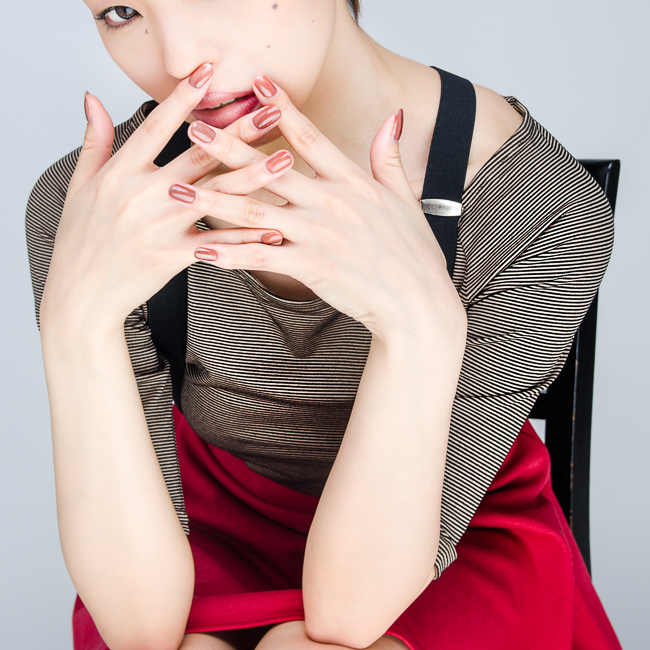 みらくるみんッッッ!!!! 水曜日の女、大型ストロボ×背景紙で美しく 