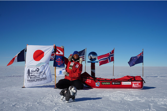 2019年にメスナールートより南極点へ到達した阿部雅龍の写真
