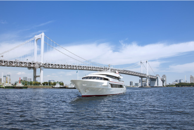 「東京湾の貴婦人」と呼ばれているクルーズシップ「レディクリスタル」　レインボーブリッジを背景に