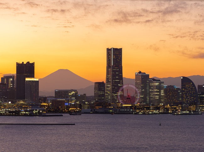 夕暮れの横浜港と富士山（画像提供：横浜観光情報）