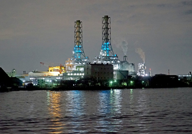 川崎天然ガス発電所　復路出航後約40分：川崎港内扇町　 白やオレンジが多い夜景の中で、ひときわ目立つブルーの照明が印象的です。 天然ガスを燃料とする発電所です。