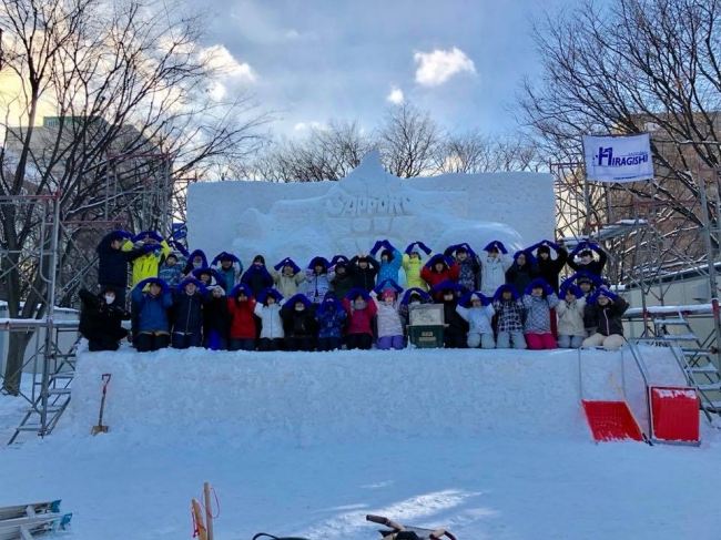 札幌平岸高校アートデザインコースの皆さんによる氷雪像制作の様子