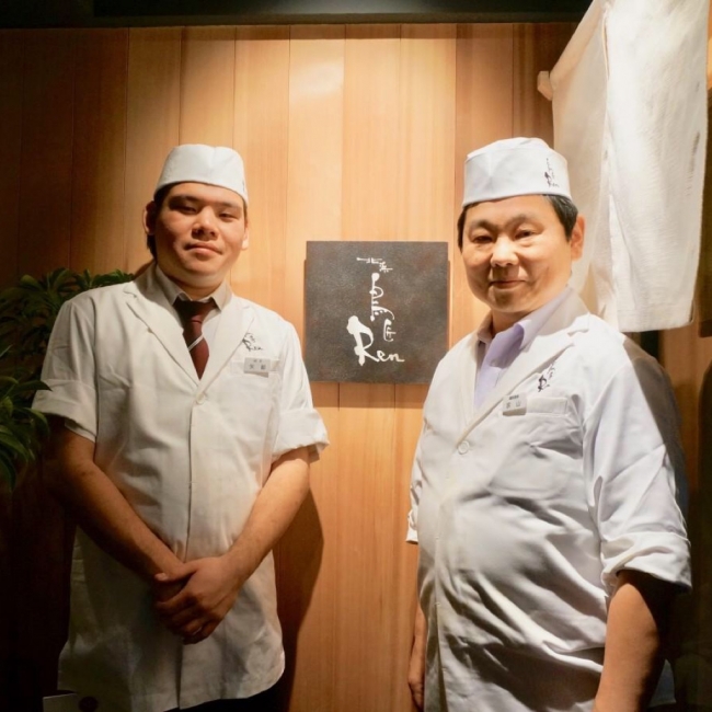 店主・矢部建樹(左)と総料理長・宗山浩二