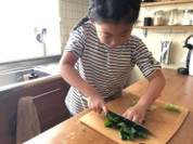 子どもが料理をする様子（イメージ）