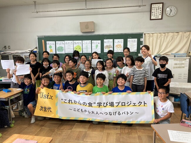 ▲小平第六小学校での特別授業後の集合写真 ▲小平第六小学校での特別授業後の集合写真